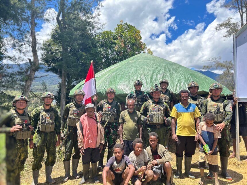 Prajurit Satgas Yonif 700/Wira Yudha Cakti bersama warga Kampung Nipuralome, Distrik Omukia, Puncak, usai merehabilitasi Honai dan memasang listrik tenaga surya dalam rangka HUT ke-80 TNI — simbol kebersamaan dan cahaya baru bagi masyarakat Papua.