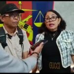 Kuasa hukum Maria Monika Veronika Hayr, S.H., memberikan keterangan pers di depan awak media usai melaporkan kasus ke pihak berwenang.