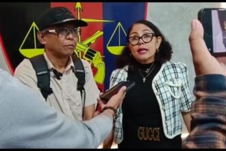 Kuasa hukum Maria Monika Veronika Hayr, S.H., memberikan keterangan pers di depan awak media usai melaporkan kasus ke pihak berwenang.