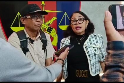 Kuasa hukum Maria Monika Veronika Hayr, S.H., memberikan keterangan pers di depan awak media usai melaporkan kasus ke pihak berwenang.