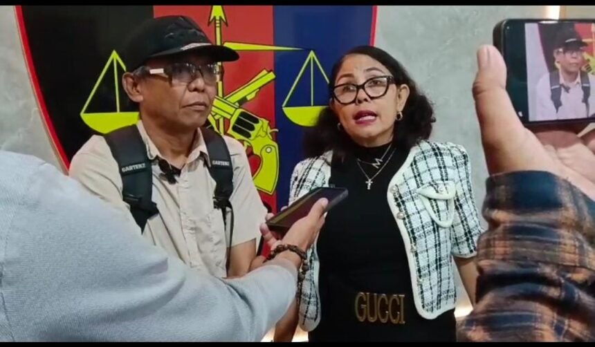 Kuasa hukum Maria Monika Veronika Hayr, S.H., memberikan keterangan pers di depan awak media usai melaporkan kasus ke pihak berwenang.