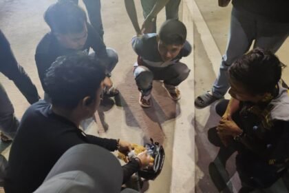 Petugas Ditresnarkoba Polda Riau mengamankan barang bukti sabu seberat 298 gram dari tangan tersangka di ruas Tol Bangkinang.