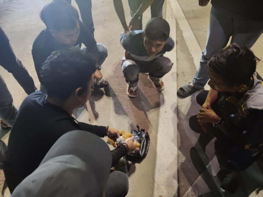 Petugas Ditresnarkoba Polda Riau mengamankan barang bukti sabu seberat 298 gram dari tangan tersangka di ruas Tol Bangkinang.