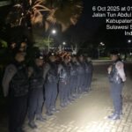 Personel Tim Perintis Presisi Samapta Polres Gowa saat melakukan patroli malam di kawasan rawan kejahatan, Senin (6/10/2025). Patroli rutin ini menjadi bagian dari upaya kepolisian menciptakan rasa aman di tengah masyarakat.