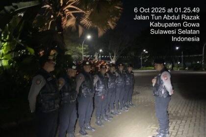 Personel Tim Perintis Presisi Samapta Polres Gowa saat melakukan patroli malam di kawasan rawan kejahatan, Senin (6/10/2025). Patroli rutin ini menjadi bagian dari upaya kepolisian menciptakan rasa aman di tengah masyarakat.