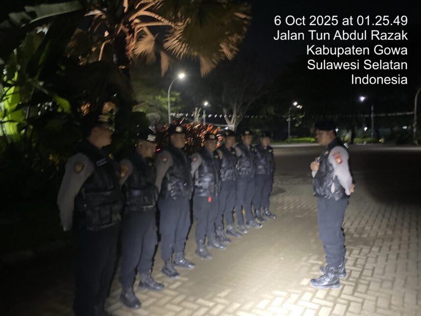 Personel Tim Perintis Presisi Samapta Polres Gowa saat melakukan patroli malam di kawasan rawan kejahatan, Senin (6/10/2025). Patroli rutin ini menjadi bagian dari upaya kepolisian menciptakan rasa aman di tengah masyarakat.