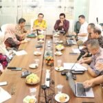 Dirjen Bina Bangda Kemendagri bersama Pemkot Bandung melakukan monitoring pelaksanaan Program Makan Bergizi Gratis (MBG), membahas percepatan penerbitan Sertifikat Laik Higiene Sanitasi (SLHS) melalui sistem OSS-RBA untuk menjamin keamanan pangan anak sekolah.