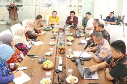 Dirjen Bina Bangda Kemendagri bersama Pemkot Bandung melakukan monitoring pelaksanaan Program Makan Bergizi Gratis (MBG), membahas percepatan penerbitan Sertifikat Laik Higiene Sanitasi (SLHS) melalui sistem OSS-RBA untuk menjamin keamanan pangan anak sekolah.
