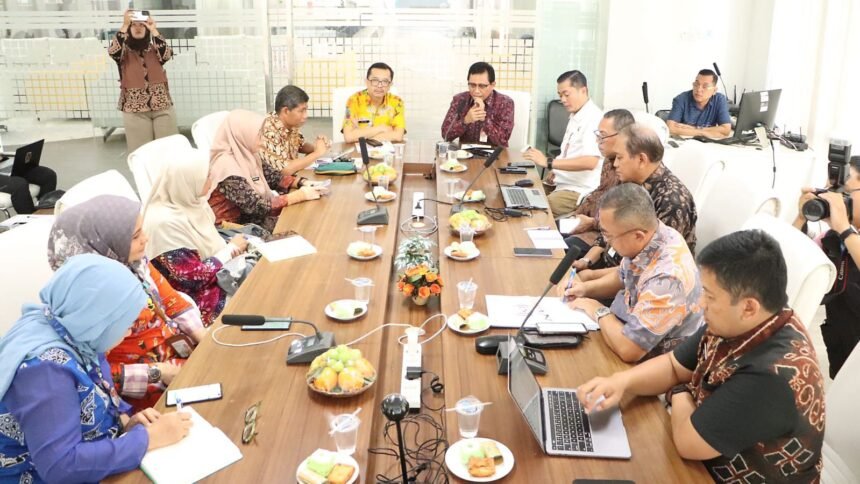 Dirjen Bina Bangda Kemendagri bersama Pemkot Bandung melakukan monitoring pelaksanaan Program Makan Bergizi Gratis (MBG), membahas percepatan penerbitan Sertifikat Laik Higiene Sanitasi (SLHS) melalui sistem OSS-RBA untuk menjamin keamanan pangan anak sekolah.