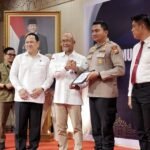 Kapolres Gowa AKBP Muhammad Aldy, S.I.K., M.Si. menerima piagam penghargaan dari Kepala Perwakilan Bank Indonesia Sulsel Rizki Ernadi Wimanda di Makassar, Senin (6/10/2025). Penghargaan ini menjadi simbol sinergi antara kepolisian dan otoritas moneter dalam menjaga integritas sistem keuangan nasional.