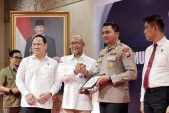 Kapolres Gowa AKBP Muhammad Aldy, S.I.K., M.Si. menerima piagam penghargaan dari Kepala Perwakilan Bank Indonesia Sulsel Rizki Ernadi Wimanda di Makassar, Senin (6/10/2025). Penghargaan ini menjadi simbol sinergi antara kepolisian dan otoritas moneter dalam menjaga integritas sistem keuangan nasional.