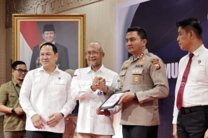 Kapolres Gowa AKBP Muhammad Aldy, S.I.K., M.Si. menerima piagam penghargaan dari Kepala Perwakilan Bank Indonesia Sulsel Rizki Ernadi Wimanda di Makassar, Senin (6/10/2025). Penghargaan ini menjadi simbol sinergi antara kepolisian dan otoritas moneter dalam menjaga integritas sistem keuangan nasional.