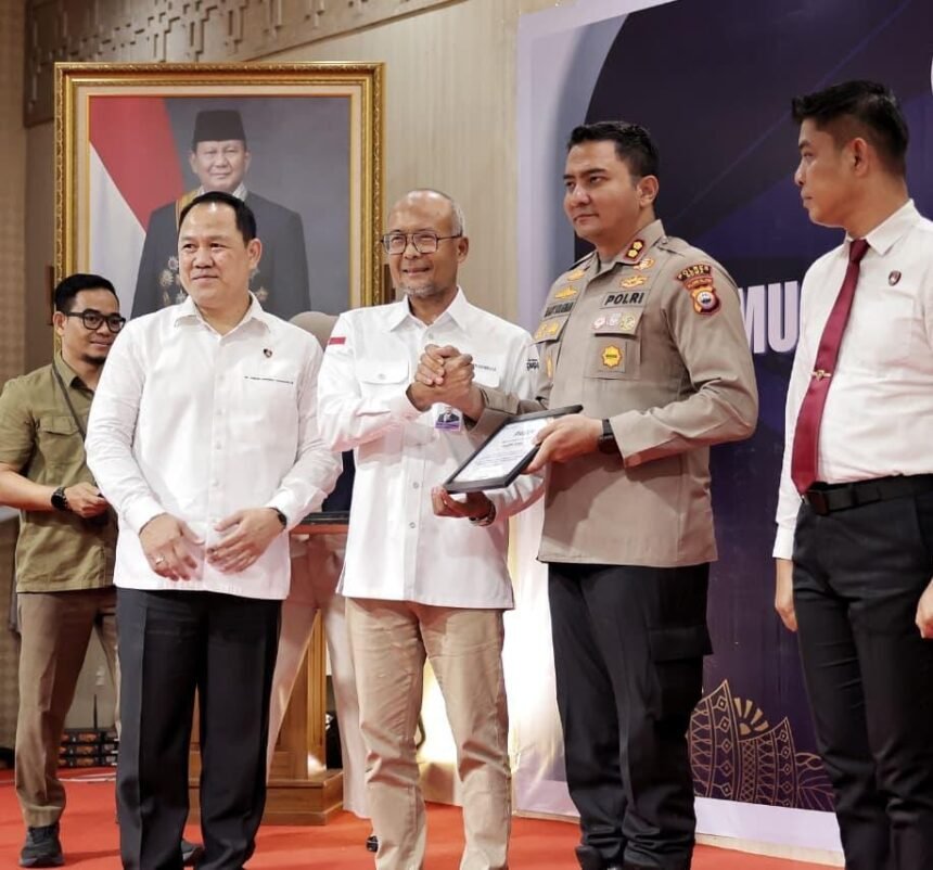 Kapolres Gowa AKBP Muhammad Aldy, S.I.K., M.Si. menerima piagam penghargaan dari Kepala Perwakilan Bank Indonesia Sulsel Rizki Ernadi Wimanda di Makassar, Senin (6/10/2025). Penghargaan ini menjadi simbol sinergi antara kepolisian dan otoritas moneter dalam menjaga integritas sistem keuangan nasional.