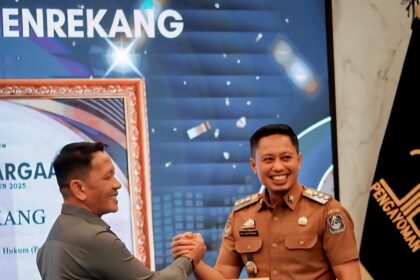 Bupati Enrekang H. Muh. Yusuf Ritangnga menerima penghargaan dari Kemenkumham RI atas komitmen Pemkab Enrekang membentuk Pos Bantuan Hukum sebagai wujud akses keadilan bagi masyarakat tidak mampu.
