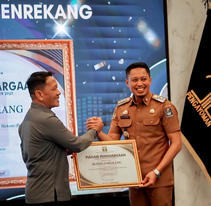 Bupati Enrekang H. Muh. Yusuf Ritangnga menerima penghargaan dari Kemenkumham RI atas komitmen Pemkab Enrekang membentuk Pos Bantuan Hukum sebagai wujud akses keadilan bagi masyarakat tidak mampu.
