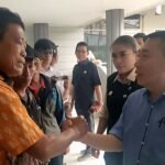 Warga Kampung Baru, Desa Mangkupadi di Gedung DPRD Bulungan, Senin (6/10/2025). Mereka menuntut perlindungan hukum atas tanah dan menolak segala bentuk relokasi paksa.