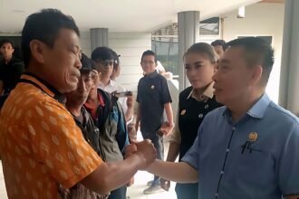 Warga Kampung Baru, Desa Mangkupadi di Gedung DPRD Bulungan, Senin (6/10/2025). Mereka menuntut perlindungan hukum atas tanah dan menolak segala bentuk relokasi paksa.