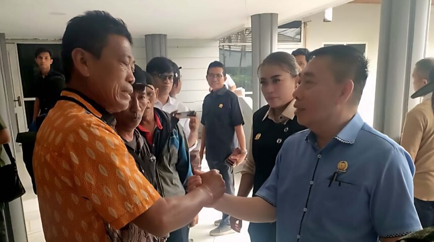 Warga Kampung Baru, Desa Mangkupadi di Gedung DPRD Bulungan, Senin (6/10/2025). Mereka menuntut perlindungan hukum atas tanah dan menolak segala bentuk relokasi paksa.