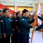 Serah terima bendera organisasi menandai pelantikan pengurus SMSI Kabupaten Pinrang periode 2025–2029. Momen ini menjadi simbol lahirnya semangat baru jurnalis daerah untuk memperkuat ekosistem media siber yang berintegritas dan berpihak pada kepentingan publik. (tim)