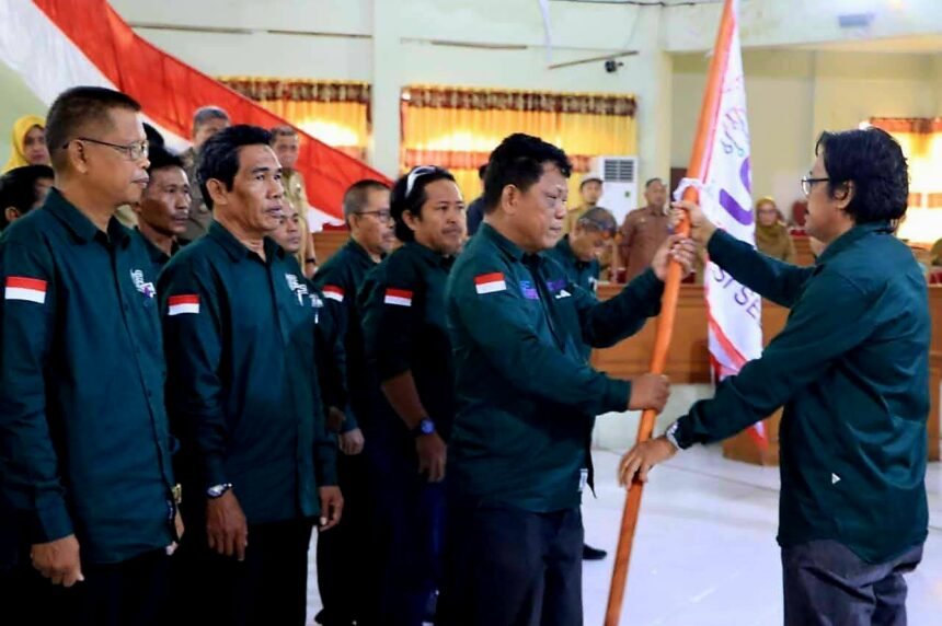 Serah terima bendera organisasi menandai pelantikan pengurus SMSI Kabupaten Pinrang periode 2025–2029. Momen ini menjadi simbol lahirnya semangat baru jurnalis daerah untuk memperkuat ekosistem media siber yang berintegritas dan berpihak pada kepentingan publik. (tim)