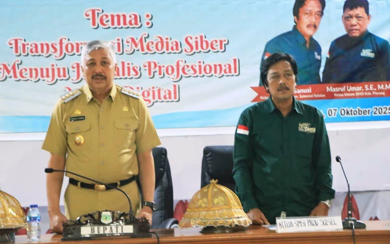 Bukan Sekadar Seremoni: SMSI Pinrang Dilantik, Anwar Sanusi Ingatkan Tiga Amanat Media Berintegritas 3 Bupati Pinrang Andi Irwan Hamid bersama Ketua SMSI Provinsi Sulawesi Selatan, Anwar Sanusi dalam acara pelantikan pengurus baru yang digelar di Aula Kantor Bupati Pinrang, Selasa (7/10/2025).