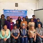 Para peserta dan tim pelaksana Program Kosabangsa dari Unimen dan Unhas berfoto bersama usai pelatihan pengolahan Virgin Coconut Oil (VCO) dan pemasaran digital di Desa Tungka, Enrekang, Senin (6/10/2025). (indrajaya yus/mediapesan)