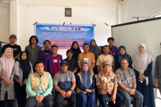 Para peserta dan tim pelaksana Program Kosabangsa dari Unimen dan Unhas berfoto bersama usai pelatihan pengolahan Virgin Coconut Oil (VCO) dan pemasaran digital di Desa Tungka, Enrekang, Senin (6/10/2025). (indrajaya yus/mediapesan)