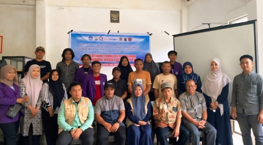Para peserta dan tim pelaksana Program Kosabangsa dari Unimen dan Unhas berfoto bersama usai pelatihan pengolahan Virgin Coconut Oil (VCO) dan pemasaran digital di Desa Tungka, Enrekang, Senin (6/10/2025). (indrajaya yus/mediapesan)
