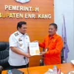 Kepala BPS Kabupaten Enrekang, Andi Makmur Jaya (kanan), menyerahkan laporan data pertumbuhan ekonomi dan kemiskinan tahun 2025 kepada Wakil Bupati Enrekang, Andi Tenri Liwang La Tinro (kiri), di ruang rapat pimpinan Kantor Bupati Enrekang, Rabu (8/10/2025). Pertemuan ini menegaskan komitmen bersama untuk memperkuat basis data pembangunan daerah berbasis statistik. (indrajaya yus/mediapesan)