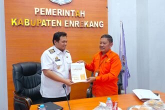 Kepala BPS Kabupaten Enrekang, Andi Makmur Jaya (kanan), menyerahkan laporan data pertumbuhan ekonomi dan kemiskinan tahun 2025 kepada Wakil Bupati Enrekang, Andi Tenri Liwang La Tinro (kiri), di ruang rapat pimpinan Kantor Bupati Enrekang, Rabu (8/10/2025). Pertemuan ini menegaskan komitmen bersama untuk memperkuat basis data pembangunan daerah berbasis statistik. (indrajaya yus/mediapesan)