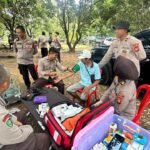 Petugas Sidokkes Polres Gowa memeriksa kesehatan warga saat kegiatan Bakti Kesehatan di sela Penanaman Jagung Serentak di Desa Romangloe, Gowa, Rabu (8/10/2025).