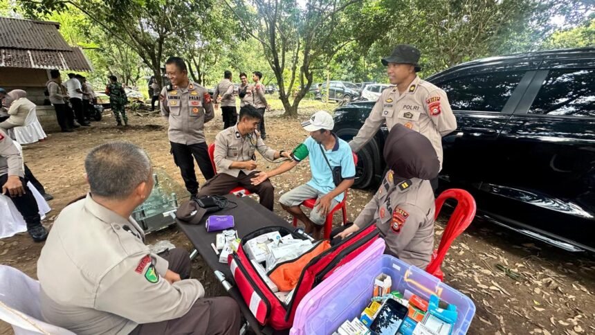 Petugas Sidokkes Polres Gowa memeriksa kesehatan warga saat kegiatan Bakti Kesehatan di sela Penanaman Jagung Serentak di Desa Romangloe, Gowa, Rabu (8/10/2025).