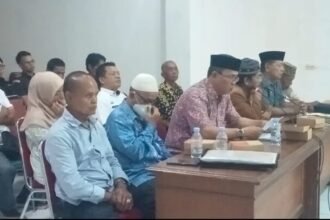 Sejumlah ahli waris tanah adat Maiwa menghadiri rapat dengar pendapat bersama DPRD Kabupaten Enrekang, Kamis (9/10/2025). Mereka menuntut kejelasan status lahan warisan yang telah puluhan tahun dikontrakkan dan kini masih dikuasai pihak lain.