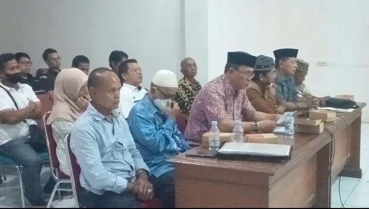 Sejumlah ahli waris tanah adat Maiwa menghadiri rapat dengar pendapat bersama DPRD Kabupaten Enrekang, Kamis (9/10/2025). Mereka menuntut kejelasan status lahan warisan yang telah puluhan tahun dikontrakkan dan kini masih dikuasai pihak lain.
