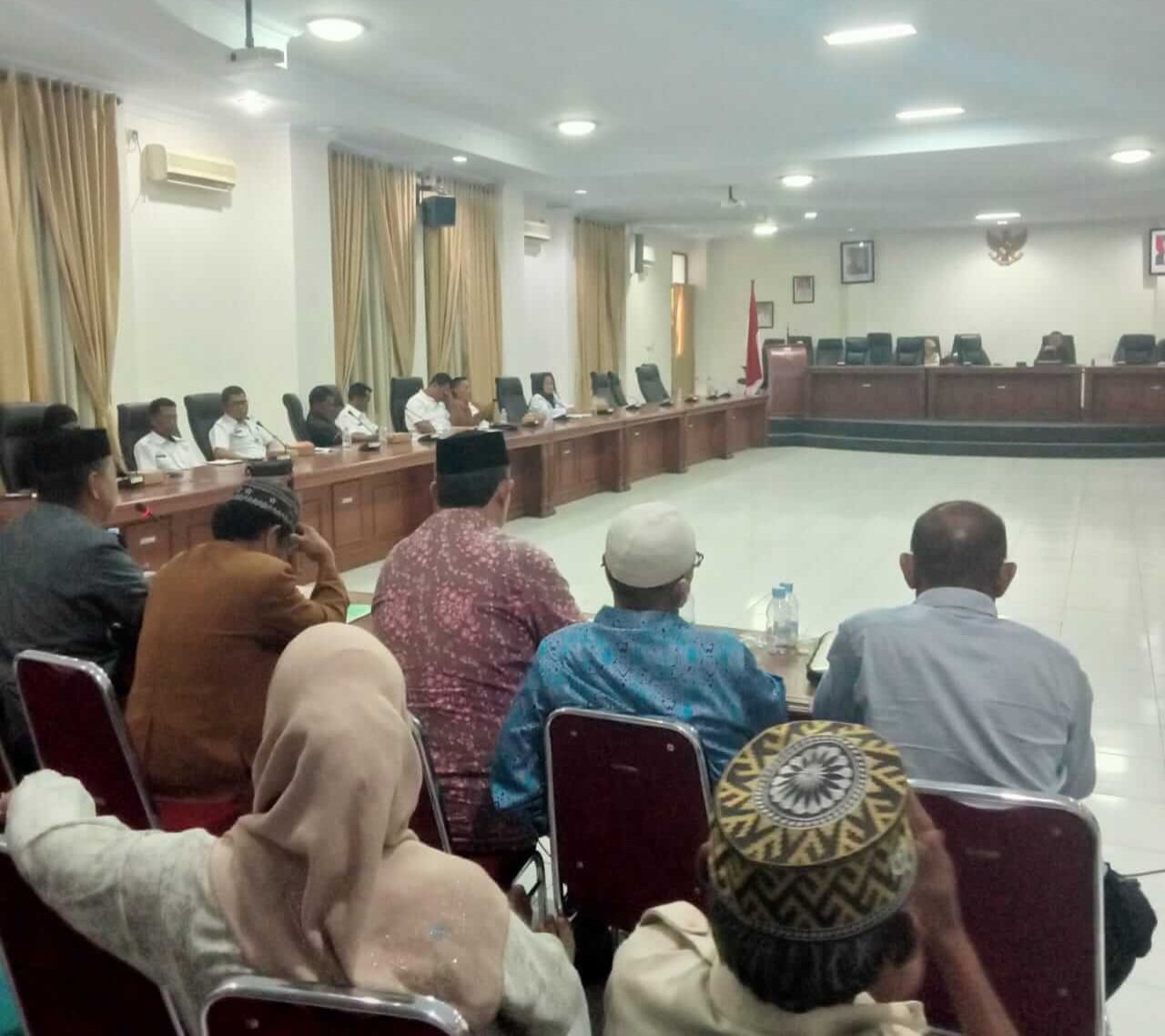 Sengketa Tanah Adat Maiwa: Ahli Waris Minta Pemda Enrekang Tak Layani Pengusaha di Lahan Warisan 2 Sejumlah ahli waris tanah adat Maiwa menghadiri rapat dengar pendapat bersama DPRD Kabupaten Enrekang, Kamis (9/10/2025).
