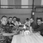 Panitia Muskab SMSI Gowa saat melakukan konsultasi dengan pengurus SMSI Sulsel di Cafe dekat RRI Makassar, Kamis (9/10/2025). Pertemuan berlangsung santai sambil membahas kesiapan pelaksanaan Muskab. (tim)