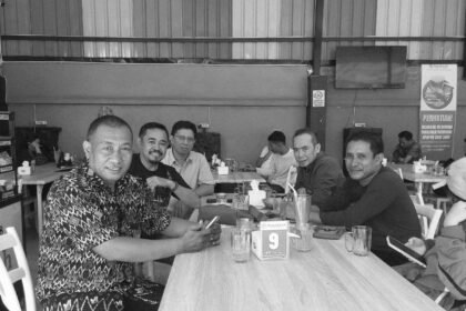 Panitia Muskab SMSI Gowa saat melakukan konsultasi dengan pengurus SMSI Sulsel di Cafe dekat RRI Makassar, Kamis (9/10/2025). Pertemuan berlangsung santai sambil membahas kesiapan pelaksanaan Muskab. (tim)