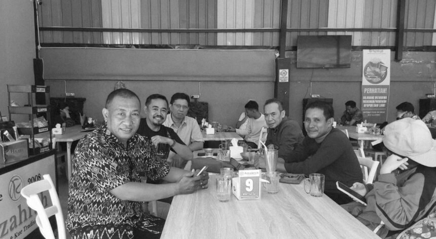 Panitia Muskab SMSI Gowa saat melakukan konsultasi dengan pengurus SMSI Sulsel di Cafe dekat RRI Makassar, Kamis (9/10/2025). Pertemuan berlangsung santai sambil membahas kesiapan pelaksanaan Muskab. (tim)