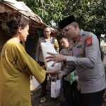 Kapolres Gowa AKBP Muhammad Aldy Sulaiman menyerahkan bantuan kepada warga terdampak bencana puting beliung. Kehadiran polisi menjadi penopang moral di tengah masa pemulihan.