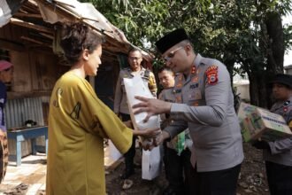 Kapolres Gowa AKBP Muhammad Aldy Sulaiman menyerahkan bantuan kepada warga terdampak bencana puting beliung. Kehadiran polisi menjadi penopang moral di tengah masa pemulihan.