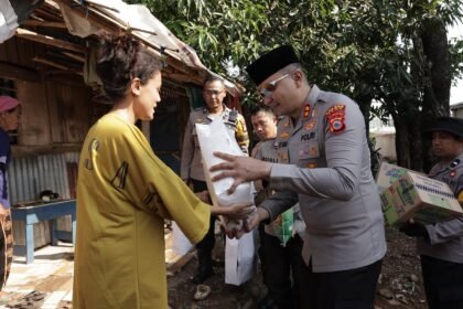 Kapolres Gowa AKBP Muhammad Aldy Sulaiman menyerahkan bantuan kepada warga terdampak bencana puting beliung. Kehadiran polisi menjadi penopang moral di tengah masa pemulihan.