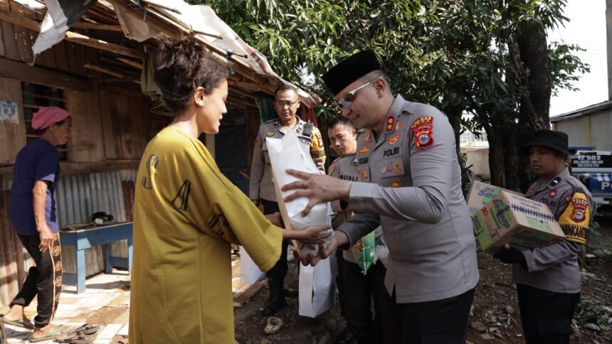 Kapolres Gowa AKBP Muhammad Aldy Sulaiman menyerahkan bantuan kepada warga terdampak bencana puting beliung. Kehadiran polisi menjadi penopang moral di tengah masa pemulihan.