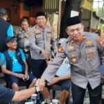 Kapolsek Tamalate Kompol Syarifuddin bersalaman dengan warga saat kegiatan silaturahmi dan sambang di Warkop Tuan Guru, Jongaya, Makassar, Jumat (10/10/2025). Kegiatan ini menjadi ruang dialog santai antara polisi dan masyarakat. (tim)
