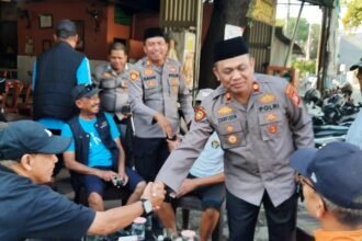Kapolsek Tamalate Kompol Syarifuddin bersalaman dengan warga saat kegiatan silaturahmi dan sambang di Warkop Tuan Guru, Jongaya, Makassar, Jumat (10/10/2025). Kegiatan ini menjadi ruang dialog santai antara polisi dan masyarakat. (tim)