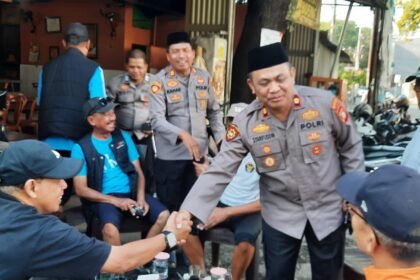 Kapolsek Tamalate Kompol Syarifuddin bersalaman dengan warga saat kegiatan silaturahmi dan sambang di Warkop Tuan Guru, Jongaya, Makassar, Jumat (10/10/2025). Kegiatan ini menjadi ruang dialog santai antara polisi dan masyarakat. (tim)