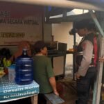 Personel Samapta Polres Gowa berdialog dengan pedagang kaki lima di Somba Opu untuk memastikan keamanan dan kenyamanan aktivitas UMKM.