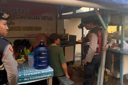 Personel Samapta Polres Gowa berdialog dengan pedagang kaki lima di Somba Opu untuk memastikan keamanan dan kenyamanan aktivitas UMKM.