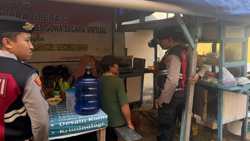 Personel Samapta Polres Gowa berdialog dengan pedagang kaki lima di Somba Opu untuk memastikan keamanan dan kenyamanan aktivitas UMKM.