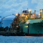 Kapal pengangkut LNG bersandar di Terminal Arun, Lhokseumawe — simbol kebangkitan proyek revitalisasi tangki F-6004 yang disiapkan PGN untuk menjadikan Aceh sebagai hub gas regional Asia. (Dok. Perusahaan Gas Negara Tbk (PGN)/HO/MP)