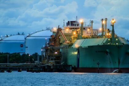 Kapal pengangkut LNG bersandar di Terminal Arun, Lhokseumawe — simbol kebangkitan proyek revitalisasi tangki F-6004 yang disiapkan PGN untuk menjadikan Aceh sebagai hub gas regional Asia. (Dok. Perusahaan Gas Negara Tbk (PGN)/HO/MP)